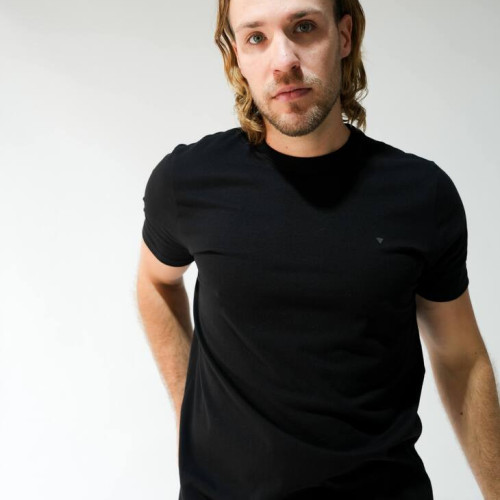 REMERA LIBERATO BASICS REGULAR FIT NEGRO LOGO AL TONO