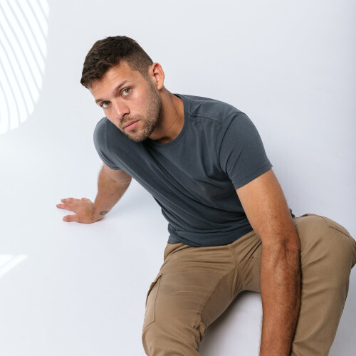 REMERA LIBERATO BASICS REGULAR FIT GRIS