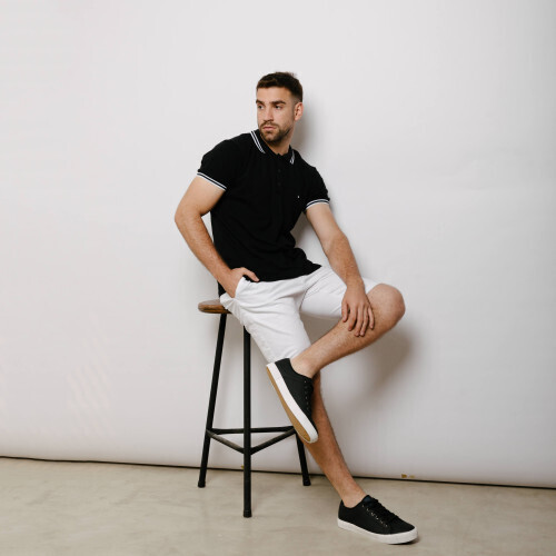 REMERA POLO LIBERATO BASICS NEGRA DETALLE FINO BLANCO