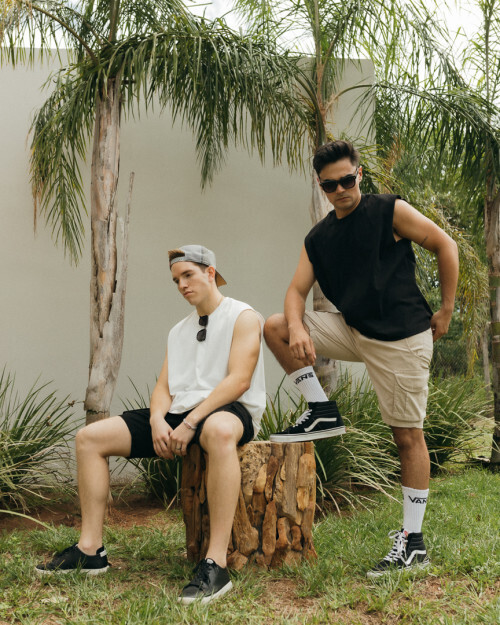 REMERA LIBERATO BASICS SIN MANGAS PREMIUM 250GSM NEGRA