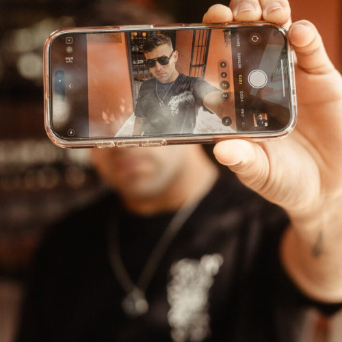 REMERA OVERSIZE LIBERATO BASICS NEGRA  DO YOU KNOW WHO YOU ARE