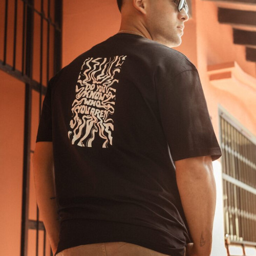 REMERA OVERSIZE LIBERATO BASICS NEGRA  DO YOU KNOW WHO YOU ARE