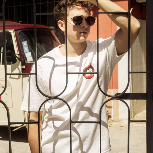 REMERA OVERSIZE PREMIUM 250 GSM LIBERATO BASICS  MARFIL LUCKY LIPS