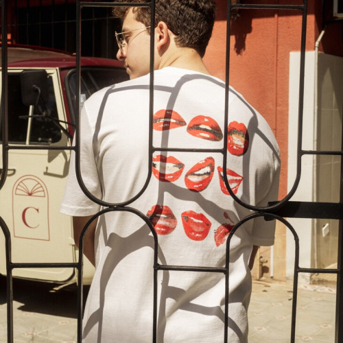 REMERA OVERSIZE PREMIUM 250 GSM LIBERATO BASICS  MARFIL LUCKY LIPS