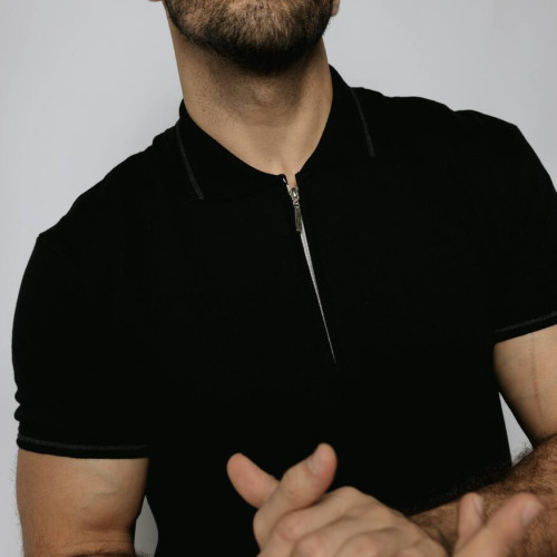 REMERA LIBERATO BASICS POLO CON CIERRE NEGRA