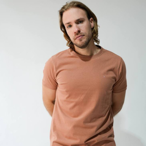 REMERA LIBERATO REGULAR FIT MARRON