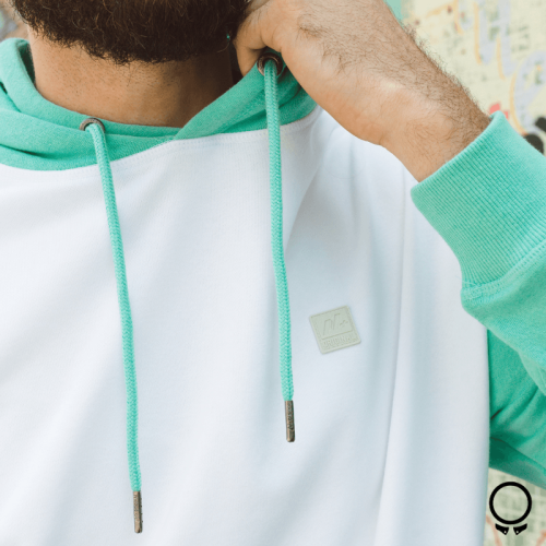 HOODIE N+ BOARD CON RECORTES BLANCO CON VERDE