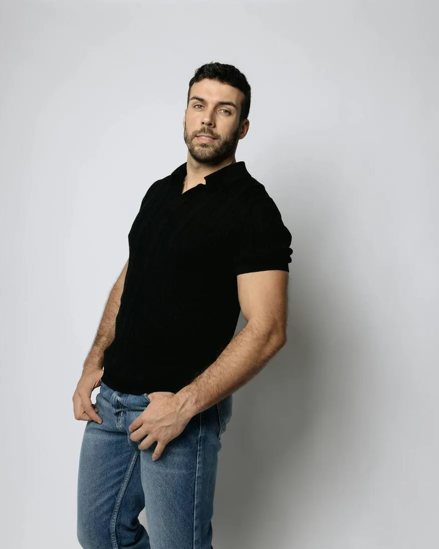 REMERA ABERCROMBIE JOHNNY COLLAR NEGRA