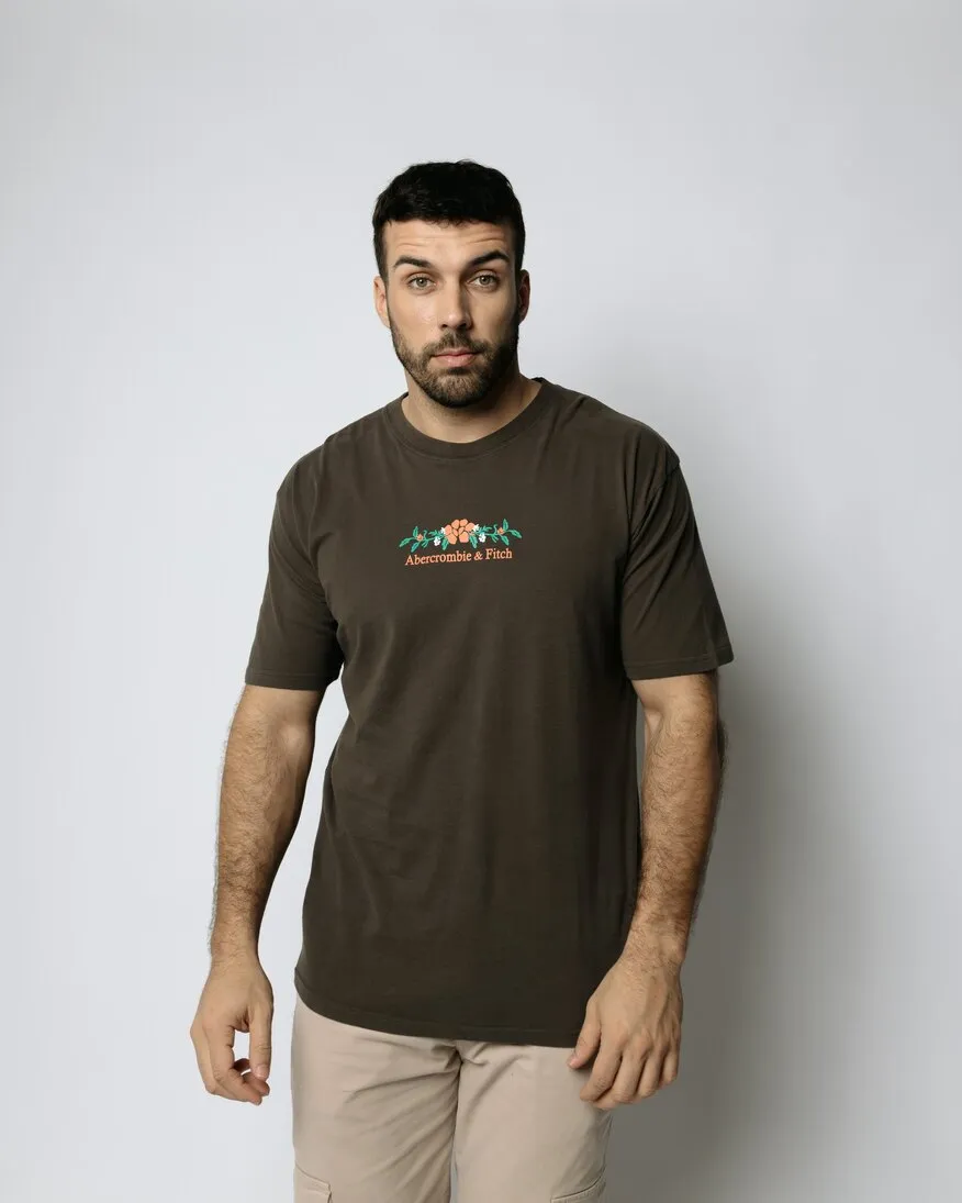 REMERA ABERCROMBIE FLOWERS MARRON OSCURO