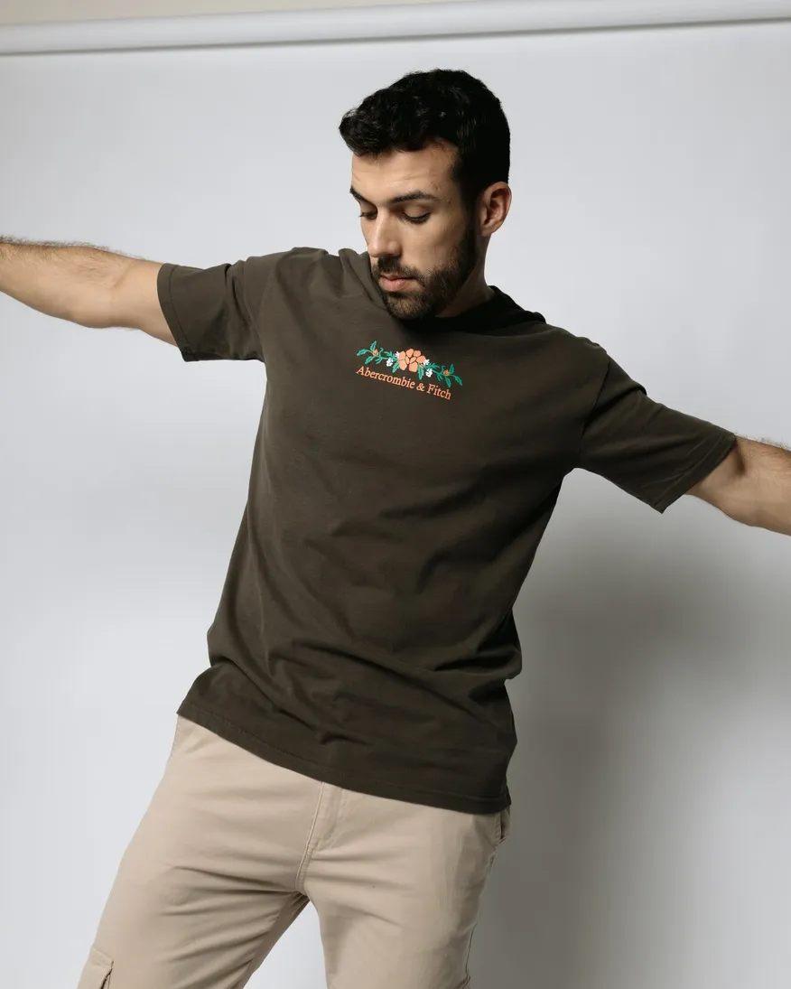 REMERA ABERCROMBIE FLOWERS MARRON OSCURO