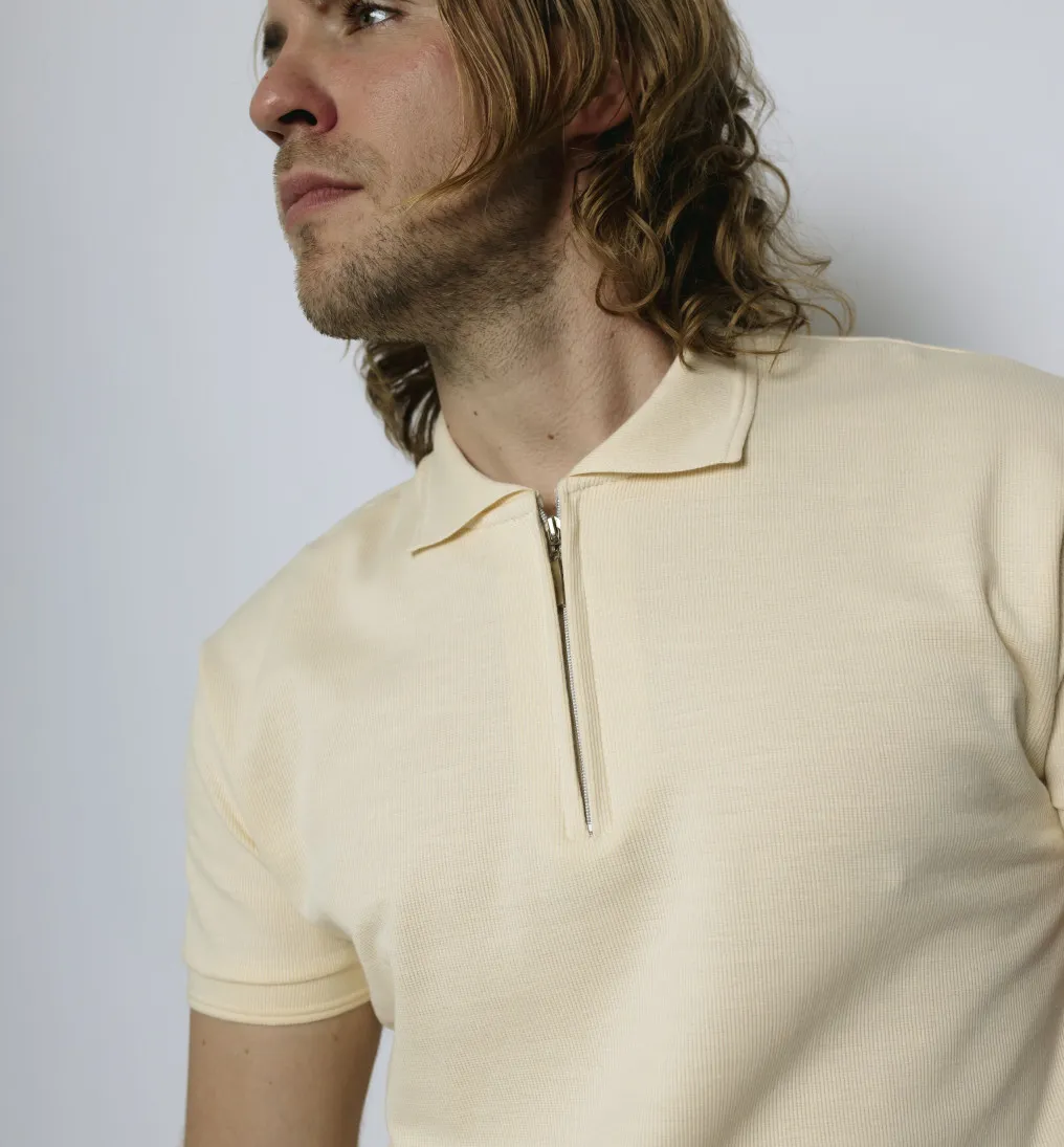 REMERA POLO CON CIERRE LIBERATO BEIGE