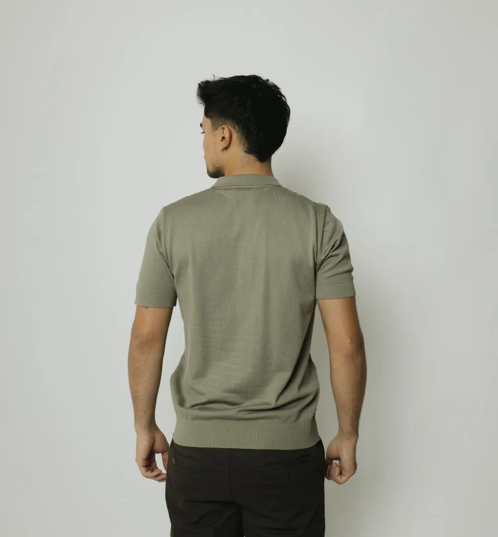 REMERA POLO LIBERATO DE HILO CON CIERRE VERDE