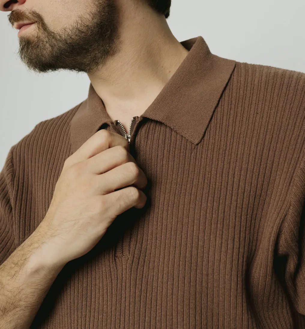 REMERA ABERCROMBIE CON CIERRE MARRON