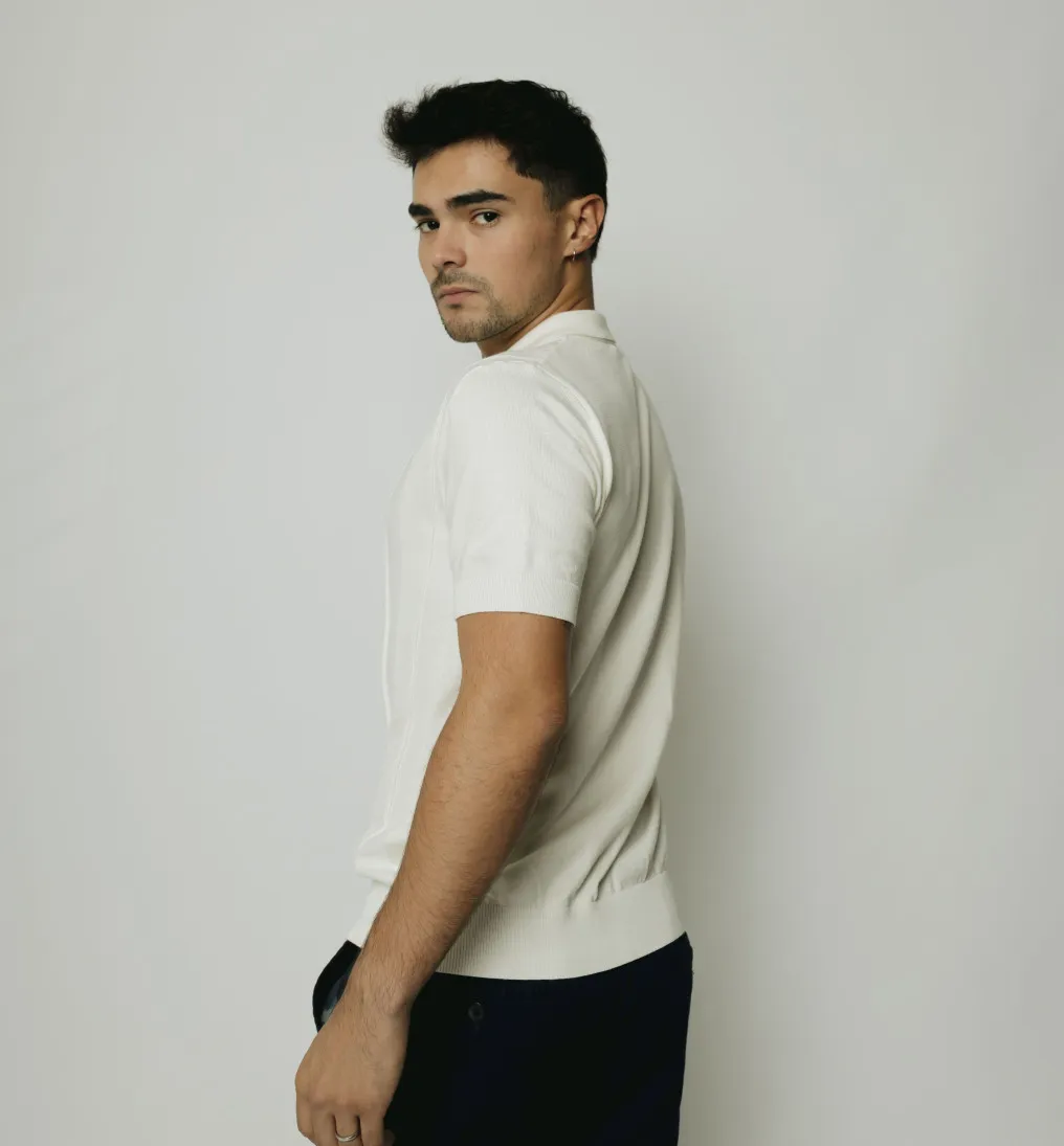 REMERA POLO LIBERATO DE HILO CON CIERRE BLANCO