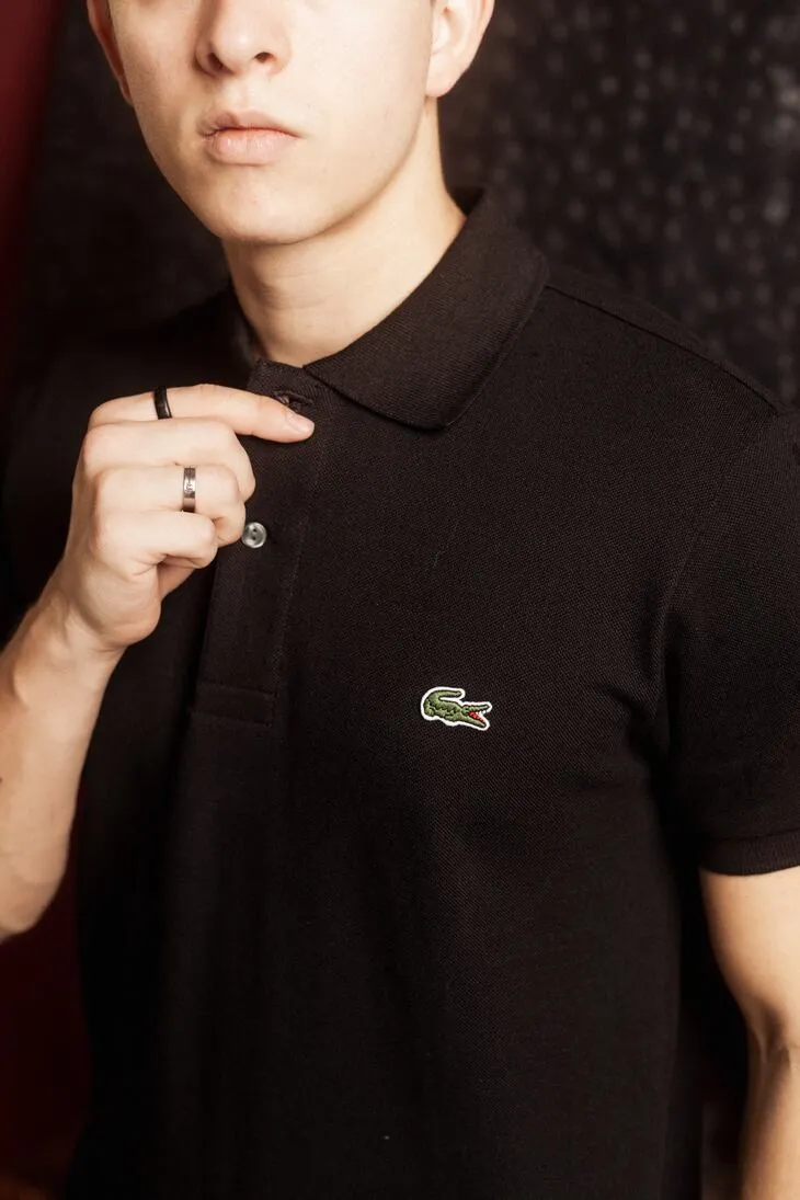 REMERA CUELLO POLO LACOSTE NEGRA