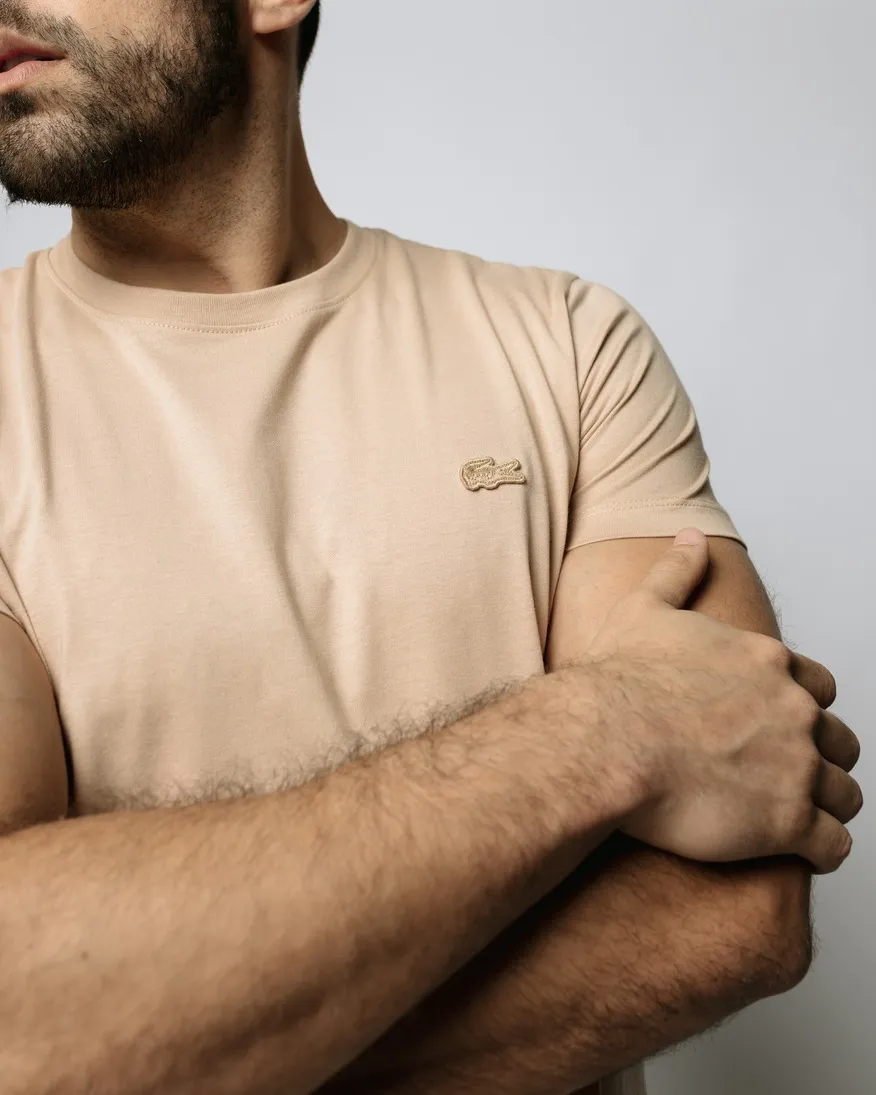 REMERA LACOSTE CUELLO REDONDO PARIS BEIGE
