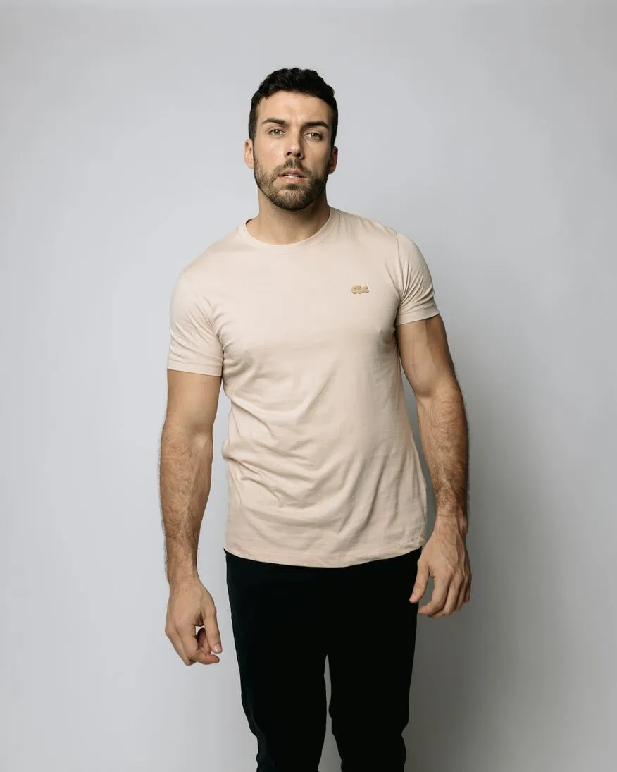 REMERA LACOSTE CUELLO REDONDO PARIS BEIGE CLARO