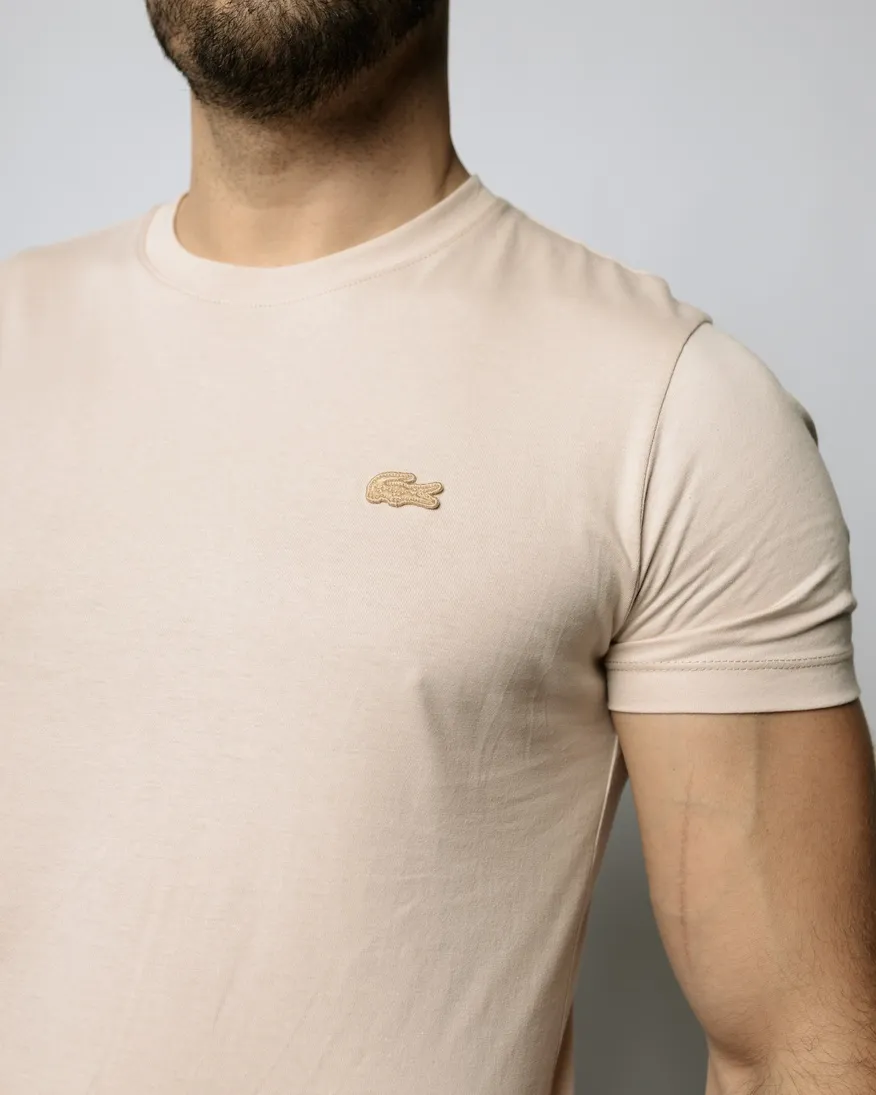 REMERA LACOSTE CUELLO REDONDO PARIS BEIGE CLARO