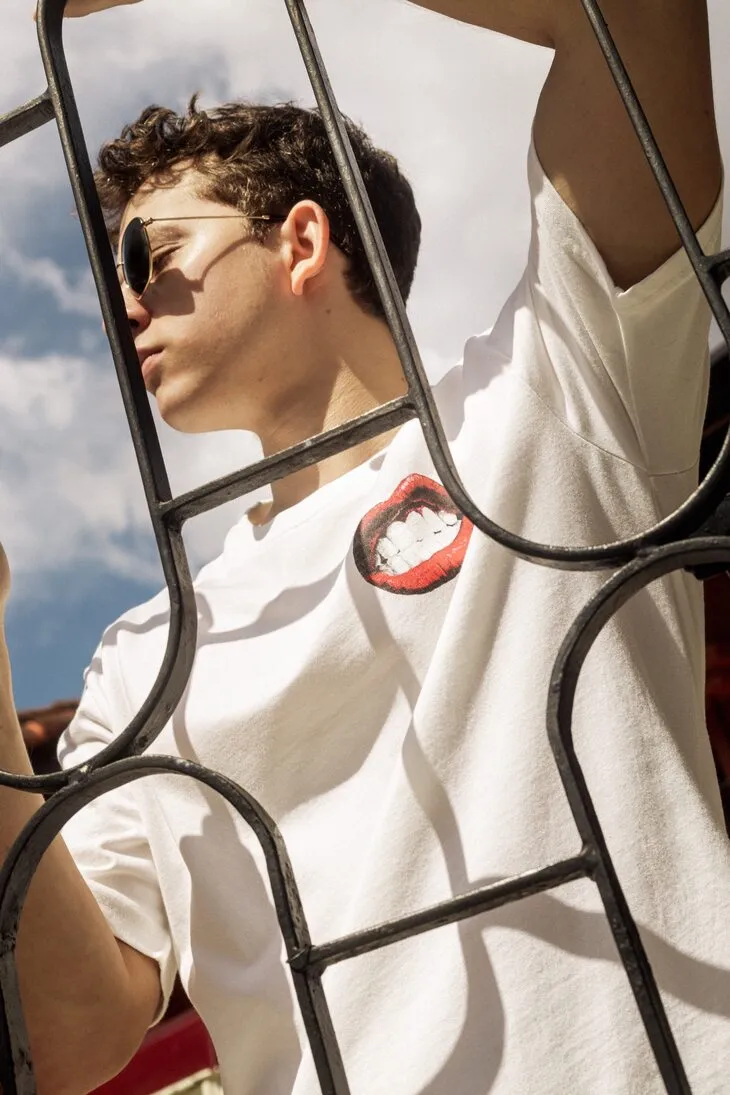 REMERA OVERSIZE PREMIUM 250 GSM LIBERATO BASICS  MARFIL LUCKY LIPS