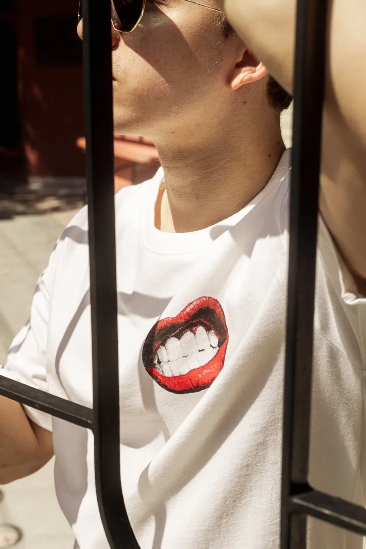 REMERA OVERSIZE PREMIUM 250 GSM LIBERATO BASICS  MARFIL LUCKY LIPS