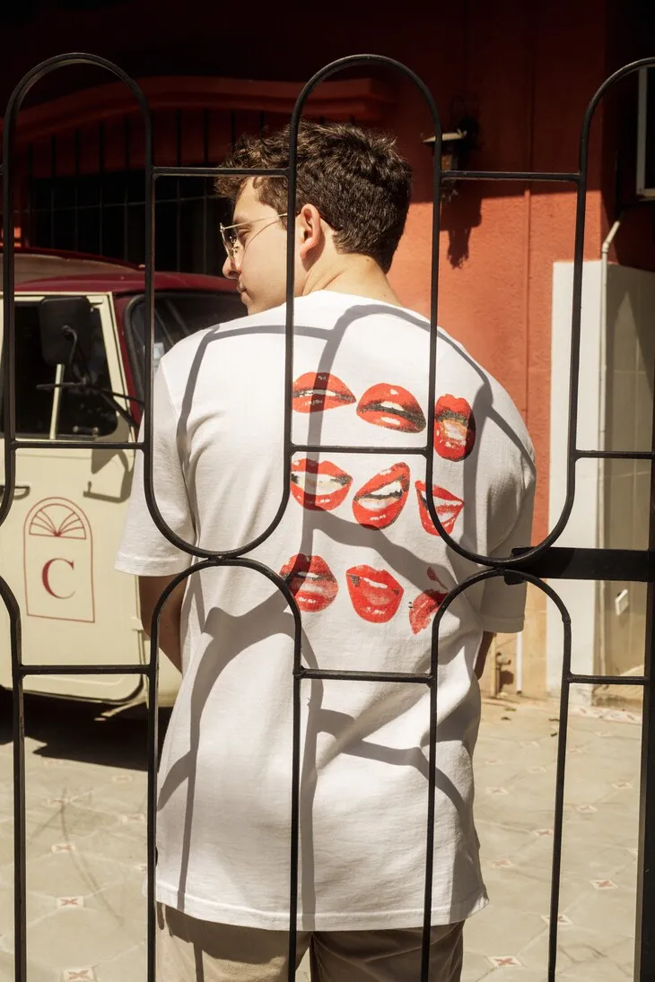 REMERA OVERSIZE PREMIUM 250 GSM LIBERATO BASICS  MARFIL LUCKY LIPS