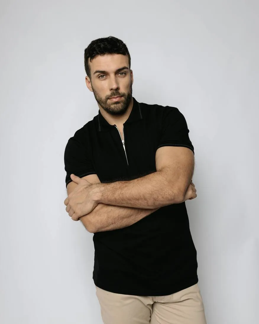 REMERA LIBERATO BASICS POLO CON CIERRE NEGRA
