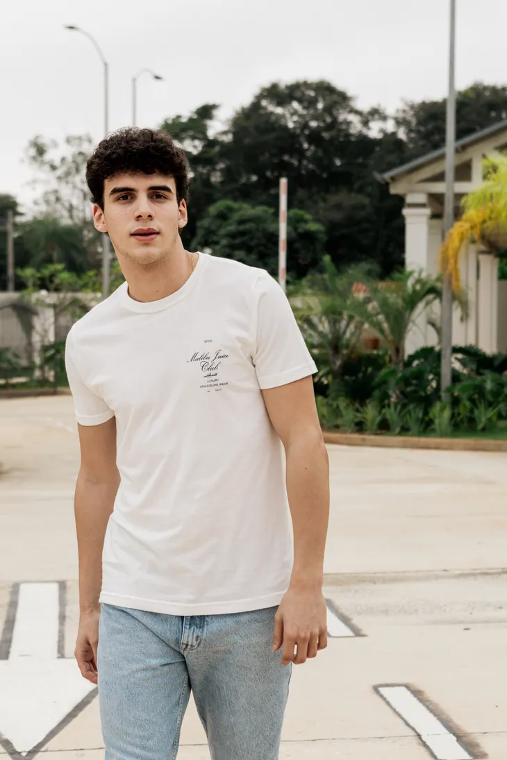 REMERA LIBERATO BASICS REGULAR FIT  MARFIL MALIBU JUICE CLUB