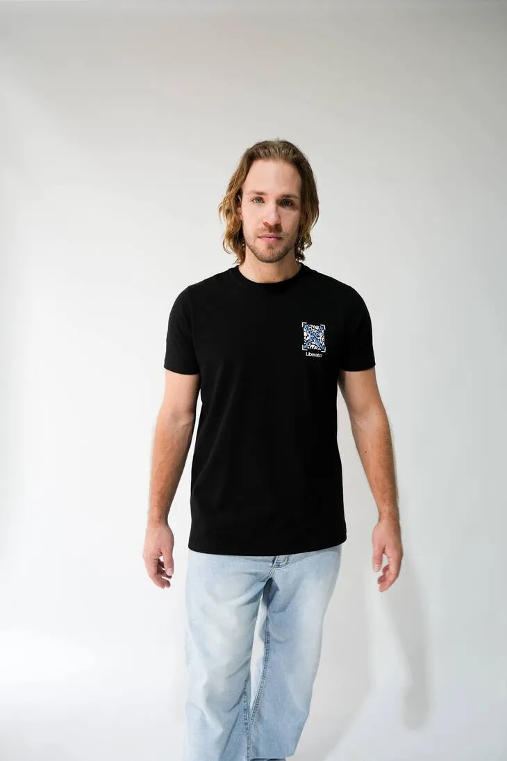 REMERA LIBERATO PREMIUM 250GSM REGULAR FIT NEGRA FRAME OF CHAOS