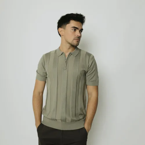 REMERA POLO LIBERATO DE HILO CON CIERRE VERDE