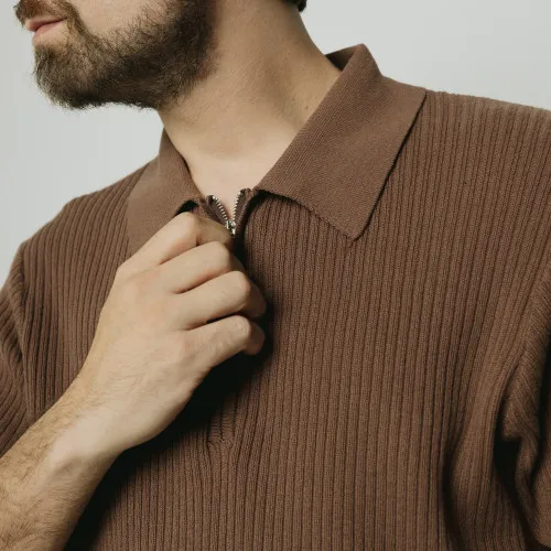 REMERA ABERCROMBIE CON CIERRE MARRON