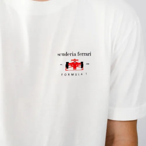REMERA LIBERATO OVERSIZE MARFIL SCUDERIA FERRARI